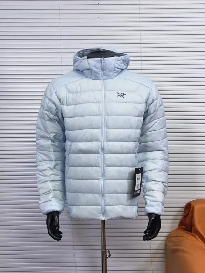 工厂 ARC‘TERYX/始祖鸟90鹅绒羽绒服 Cerium Vest排骨系列休闲拉链连帽鹅绒羽绒服 整件羽绒服采用超轻量的面料和填充 可以轻松卷缩成自身的一个口袋中 形成一个非常小的收纳包 整件羽绒服采用超轻量的面料和填充,可以轻松卷缩成自身的一个口袋中,形成一个非常小的收纳包. •收纳后体积仅比一个可乐罐稍大,重量极轻(约250-300克,取决于尺码),几乎不占任何背包空间,非常适合作为应急保暖层随身携带 颜色:烟灰绿,破晓蓝,宝石蓝,铜砂黄,黑色